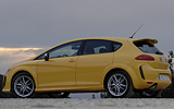 SEAT Le�n. Modelo 2008. Imagen L�nea R. Exterior. Lateral posterior. Coche parado. Carretera. Amarillo.