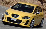 SEAT Le�n. Modelo 2008. Imagen L�nea R. Exterior. Frontal lateral. Coche parado. Carretera. Amarillo.