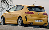 SEAT Le�n. Modelo 2008. Imagen L�nea R. Exterior. Posterior lateral. Coche parado. Carretera. Amarillo.