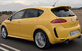 SEAT Le�n. Modelo 2008. Imagen L�nea R. Exterior. Lateral posterior. Movimiento. Carretera. Amarillo.