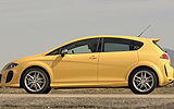 SEAT Le�n. Modelo 2008. Imagen L�nea R. Exterior. Lateral. Coche parado. Carretera. Amarillo.