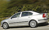 Skoda Octavia. Modelo 2009. Imagen. Berlina. Lateral posterior. Movimiento. Carretera.