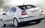 Skoda Octavia. Modelo 2009. Imagen. Berlina. Posterior lateral. Movimiento. Carretera.