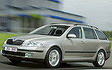 Skoda Octavia. Modelo 2009. Imagen. Combi. Familiar. Lateral frontal. Movimiento. Carretera.