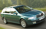 Skoda Octavia. Modelo 2009. Imagen. Combi. Familiar. Lateral frontal cenital. Movimiento. Carretera.