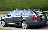 Skoda Octavia. Modelo 2009. Imagen. Combi. Familiar. 4x4. Lateral posterior. Movimiento. Carretera.
