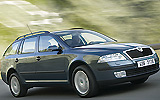 Skoda Octavia. Modelo 2009. Imagen. Combi. Familiar. 4x4. Lateral frontal. Movimiento. Carretera.