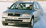 Skoda Octavia. Modelo 2009. Imagen. Combi. Familiar. 4x4. Frontal lateral. Movimiento. Campo. Nieve.