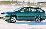 Skoda Octavia. Modelo 2009. Imagen. Combi. Familiar. 4x4. Frontal lateral. Movimiento. Campo. Nieve.