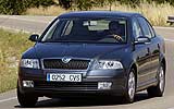 Skoda Octavia. Modelo 2009. Imagen. Berlina. Frontal lateral. Movimiento. Carretera. Prueba.