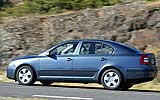 Skoda Octavia. Modelo 2009. Imagen. Berlina. Lateral posterior. Momiviento. Carretara. Prueba.