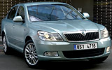 �koda Octavia. Modelo 2009. Carrocer�a Berlina. Imagen. Exterior. Lateral frontal. Coche parado. Carretera. Luces faros en on.