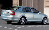 �koda Octavia. Modelo 2009. Carrocer�a Berlina. Imagen. Exterior. Posterior lateral. Coche parado. Carretera.