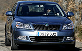 �koda Octavia. Modelo 2009. Carrocer�a Berlina. Imagen. Exterior. Frontal. Coche parado. Carretera. Gris antracita metalizado.