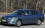 �koda Octavia. Modelo 2009. Carrocer�a Berlina. Imagen. Exterior. Frontal lateral. Coche parado. Carretera. Gris antracita metalizado.