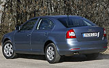 �koda Octavia. Modelo 2009. Carrocer�a Berlina. Imagen. Exterior. Lateral posterior. Coche parado. Carretera. Gris antracita metalizado.