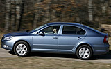�koda Octavia. Modelo 2009. Carrocer�a Berlina. Imagen. Exterior. Lateral. Coche en movimiento. Carretera. Gris antracita metalizado.