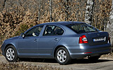 �koda Octavia. Modelo 2009. Carrocer�a Berlina. Imagen. Exterior. Lateral posterior. Coche parado. Carretera. Gris antracita metalizado.