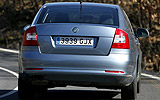 �koda Octavia. Modelo 2009. Carrocer�a Berlina. Imagen. Exterior. Posterior. Coche en movimiento. Carretera. Gris antracita metalizado.