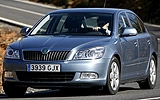 �koda Octavia. Modelo 2009. Carrocer�a Berlina. Imagen. Exterior. Frontal lateral. Coche en movimiento. Carretera en curva. Gris antracita metalizado.