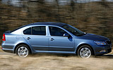 �koda Octavia. Modelo 2009. Carrocer�a Berlina. Imagen. Exterior. Lateral. Coche en movimiento. Carretera. Gris antracita metalizado.
