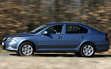 �koda Octavia. Modelo 2009. Carrocer�a Berlina. Imagen. Exterior. Lateral. Coche en movimiento. Carretera. Gris antracita metalizado.