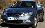 �koda Octavia. Modelo 2009. Carrocer�a Berlina. Imagen. Exterior. Frontal lateral. Coche en movimiento. Carretera. Gris antracita metalizado.