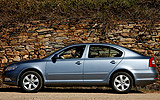 �koda Octavia. Modelo 2009. Carrocer�a Berlina. Imagen. Exterior. Lateral. Coche parado. Carretera. Gris antracita metalizado.
