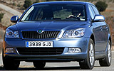 �koda Octavia. Modelo 2009. Carrocer�a Berlina. Imagen. Exterior. Frontal lateral. Coche en movimiento. Carretera. Gris antracita metalizado.