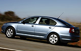 �koda Octavia. Modelo 2009. Carrocer�a Berlina. Imagen. Exterior. Lateral. Coche en movimiento. Carretera. Gris antracita metalizado.