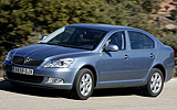 �koda Octavia. Modelo 2009. Carrocer�a Berlina. Imagen. Exterior. Frontal lateral. Coche en movimiento. Carretera. Gris antracita metalizado.