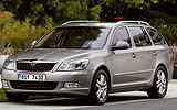 �koda Octavia. Modelo 2009. Carrocer�a Combi (familiar). Imagen. Exterior. Frontal lateral. Coche parado. Carretera. Gris.