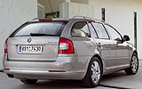�koda Octavia. Modelo 2009. Carrocer�a Combi (familiar). Imagen. Exterior. Posterior lateral. Coche parado. Carretera. Gris.