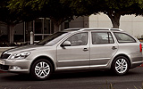 �koda Octavia. Modelo 2009. Carrocer�a Combi (familiar). Imagen. Exterior. Lateral. Coche parado. Carretera. Gris.