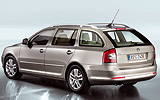 �koda Octavia. Modelo 2009. Carrocer�a Combi (familiar). Imagen. Exterior. Lateral posterior. Coche parado. Estudio. Gris.
