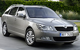 �koda Octavia. Modelo 2009. Carrocer�a Combi (familiar). Imagen. Exterior. Lateral frontal. Coche parado. Carretera. Gris.