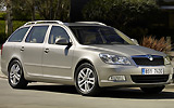�koda Octavia. Modelo 2009. Carrocer�a Combi (familiar). Imagen. Exterior. Lateral frontal. Coche parado. Carretera. Dorado.