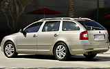 �koda Octavia. Modelo 2009. Carrocer�a Combi (familiar). Imagen. Exterior. Lateral posterior. Coche parado. Carretera. Dorado.
