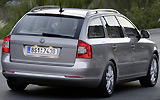 �koda Octavia. Modelo 2009. Carrocer�a Combi (familiar). Imagen. Exterior. Posterior lateral. Coche parado. Carretera. Gris.
