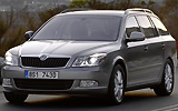 �koda Octavia. Modelo 2009. Carrocer�a Combi (familiar). Imagen. Exterior. Frontal lateral. Coche parado. Carretera. Luces faros en on. Gris.
