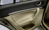 �koda Octavia. Modelo 2009. Imagen. Interior. Detalle puerta asientos traseros.