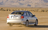 Subaru Impreza Sed�n. Modelo 2009. Posterior lateral. Movimiento. Coche gris.