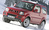 Suzuki Jimny. Modelo 2008. Imagen exterior. Frontal lateral. Coche parado. Carretera con nieve. Rojo.