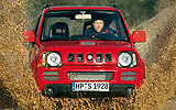 Suzuki Jimny. Modelo 2008. Imagen exterior. Frontal. Coche en movimiento. Coche inundado en agua. Rojo.