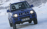 Suzuki Jimny. Modelo 2008. Imagen exterior. Frontal. Coche en nieve. Azul.