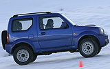 Suzuki Jimny. Modelo 2008. Imagen exterior. Lateral. Coche en movimiento. Azul. 