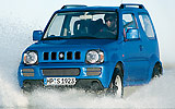 Suzuki Jimny. Modelo 2008. Imagen exterior. Frontal lateral. Coche en movimiento. Carretera con nieve. Azul.