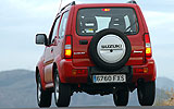 Suzuki Jimny. Modelo 2008. Imagen exterior. Posterior. Coche parado. Carretera. Rojo.