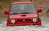 Suzuki Jimny. Modelo 2008. Imagen exterior. Frontal. Movimiento. Campo. Rojo.