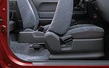 Suzuki Jimny. Modelo 2008. Imagen interior. Acceso plazas traseras. Asiento reclinable.